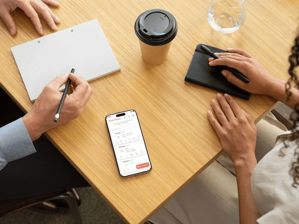 Application mobile Carnet de Bord pour assistant familial affichant le suivi sécurisé d'un accueil d'enfant.